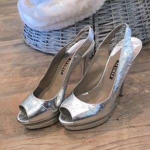 Le Silla platform sling pump